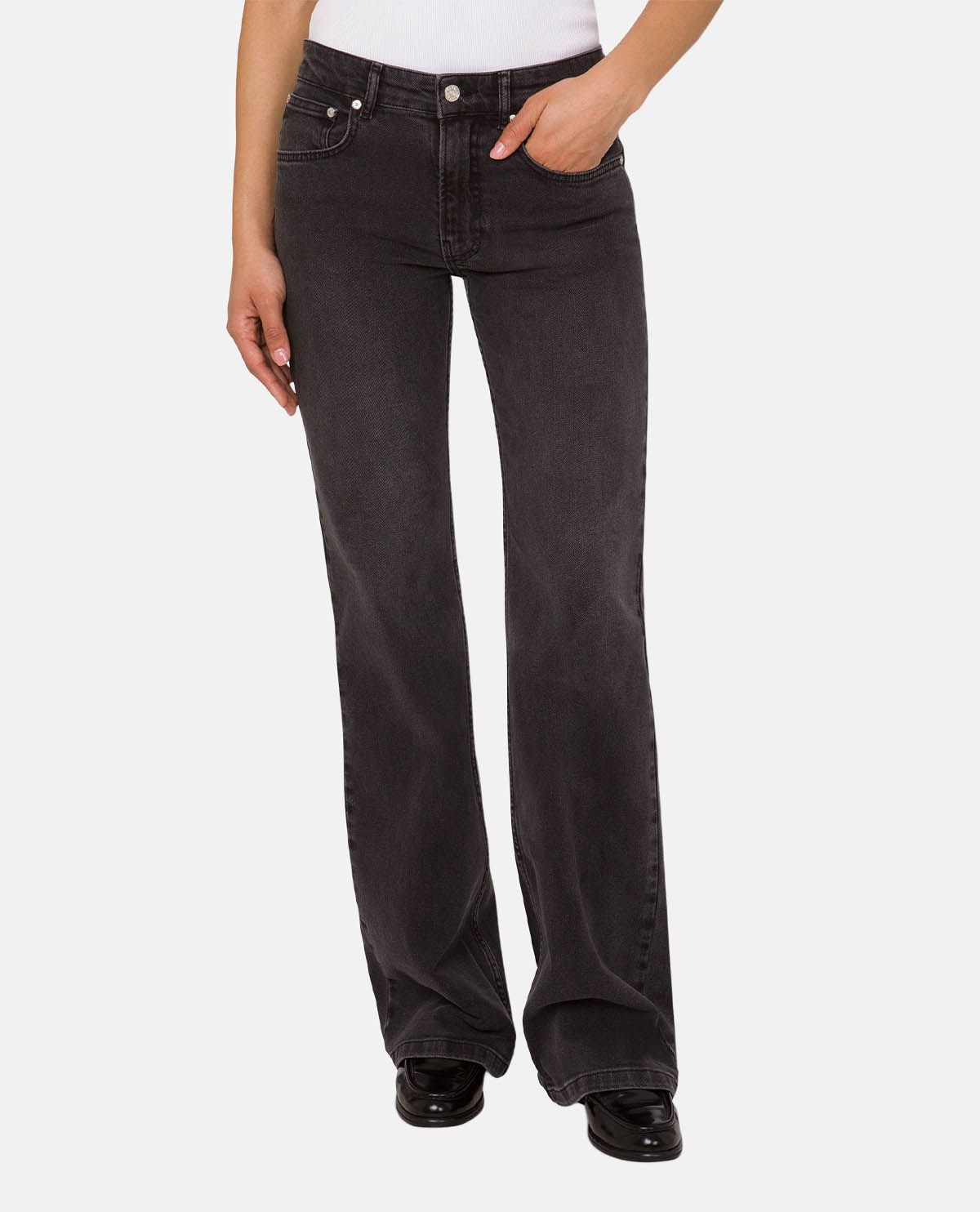 Quần jeans ống loe phối patch logo