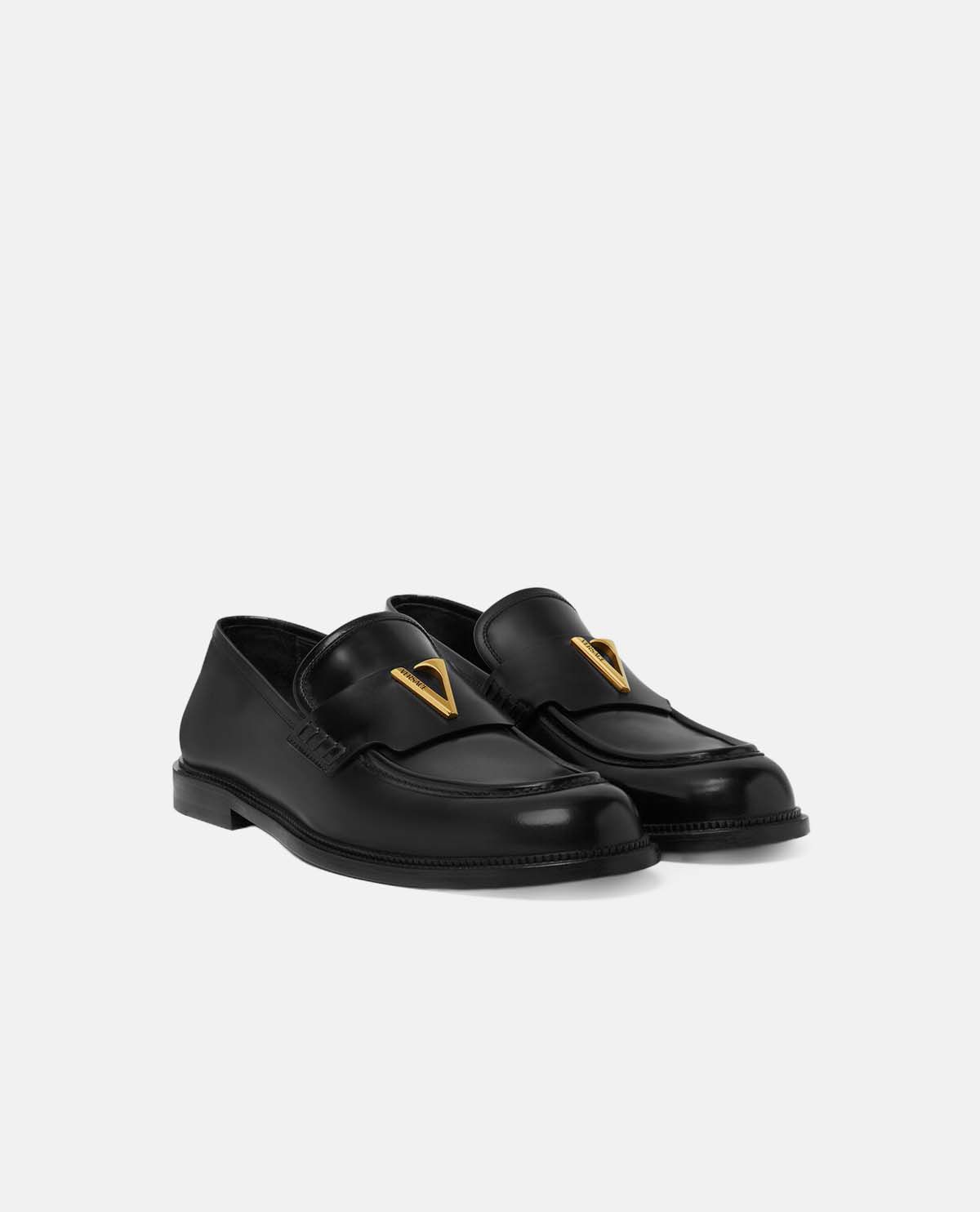 Giày loafer da phối logo chữ V