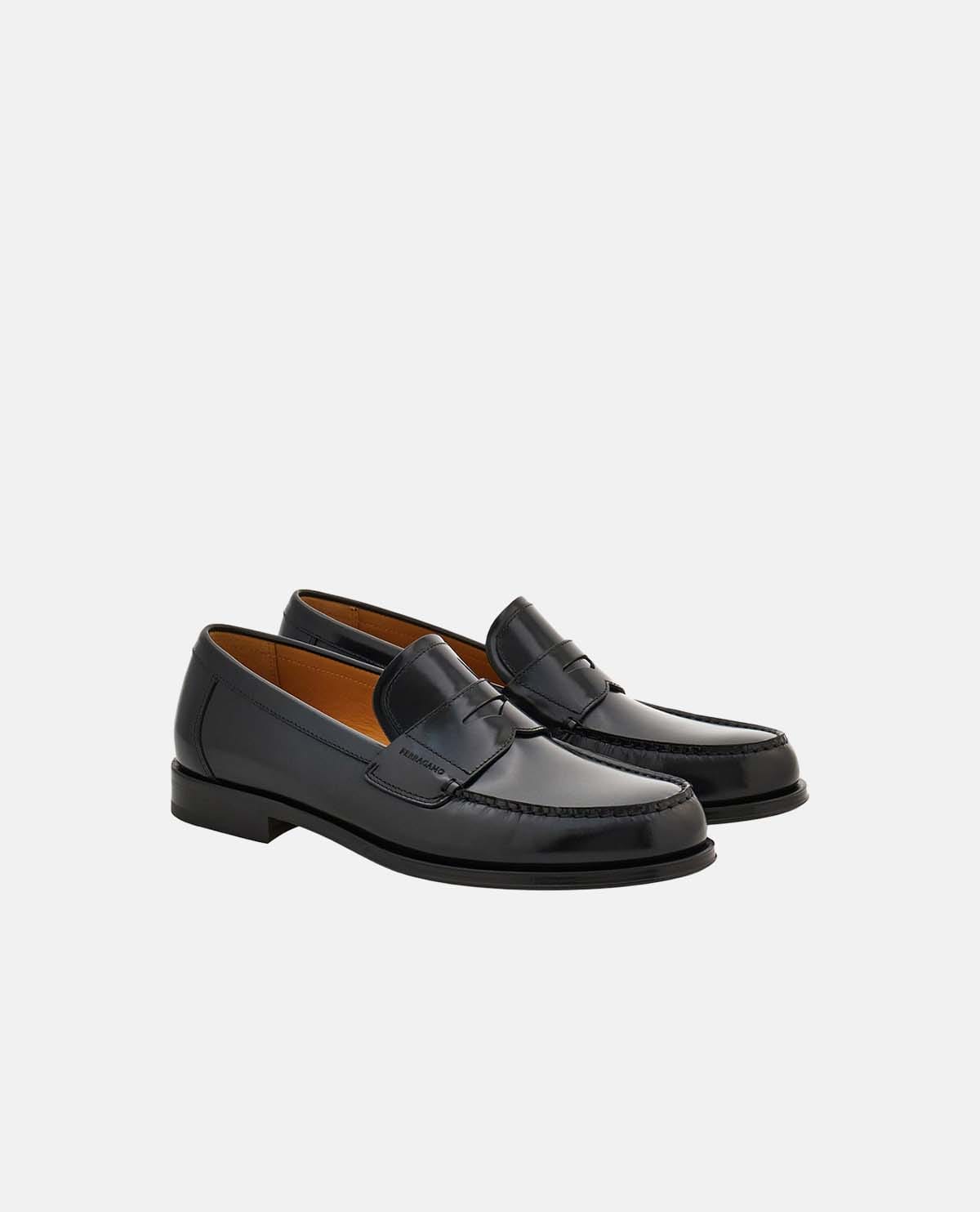 Giày penny loafer phối logo