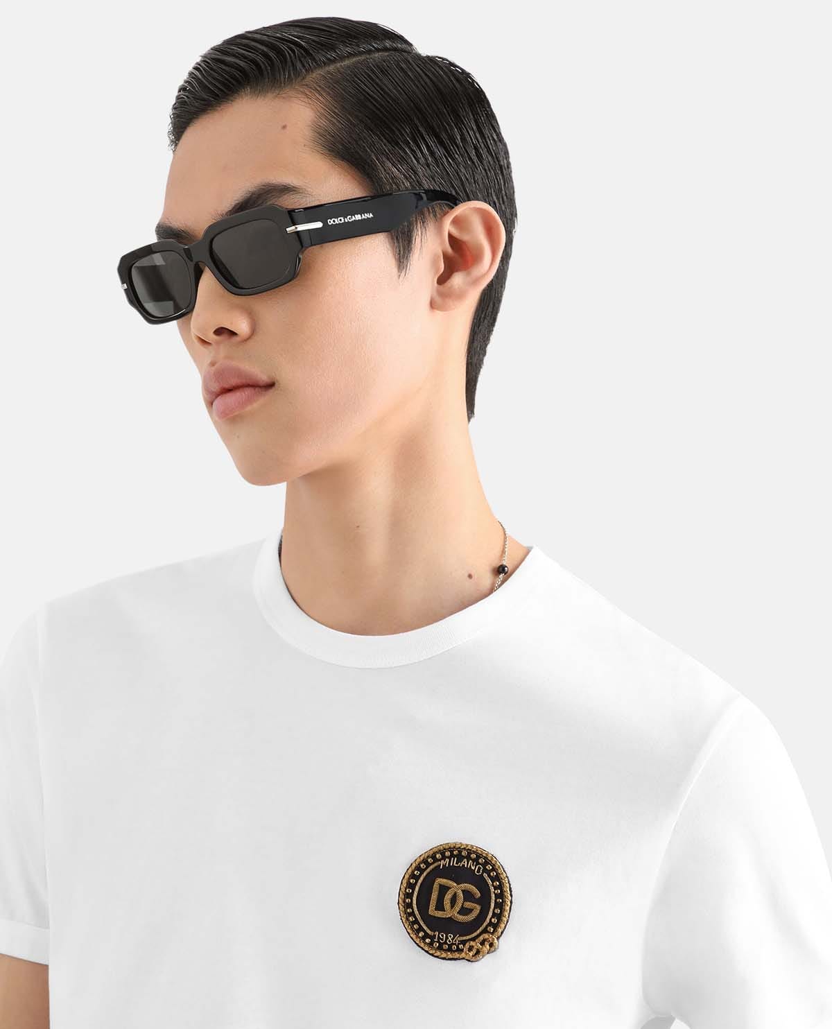 Áo thun tay ngắn phối patch huy hiệu