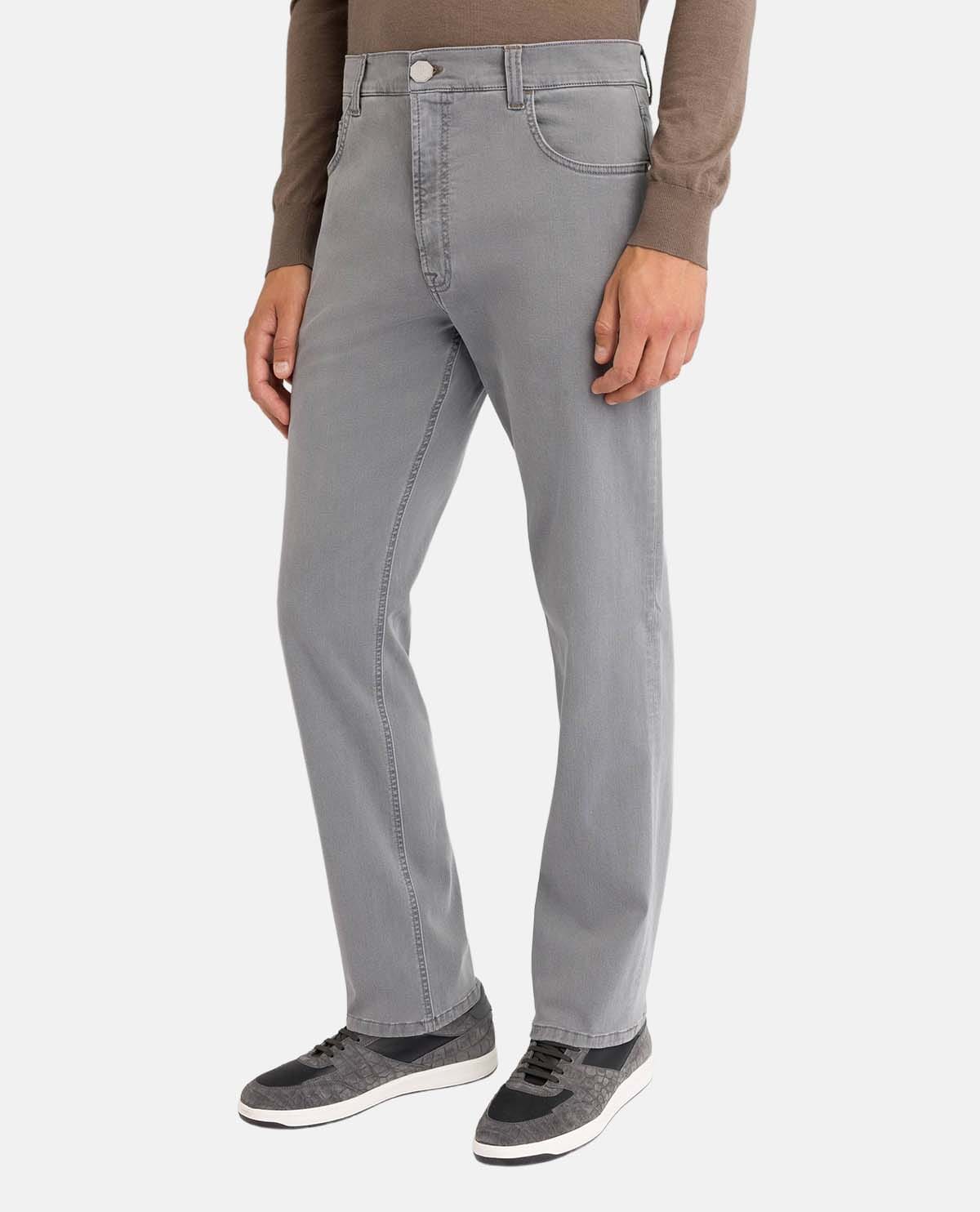 Quần jeans ống đứng phối logo