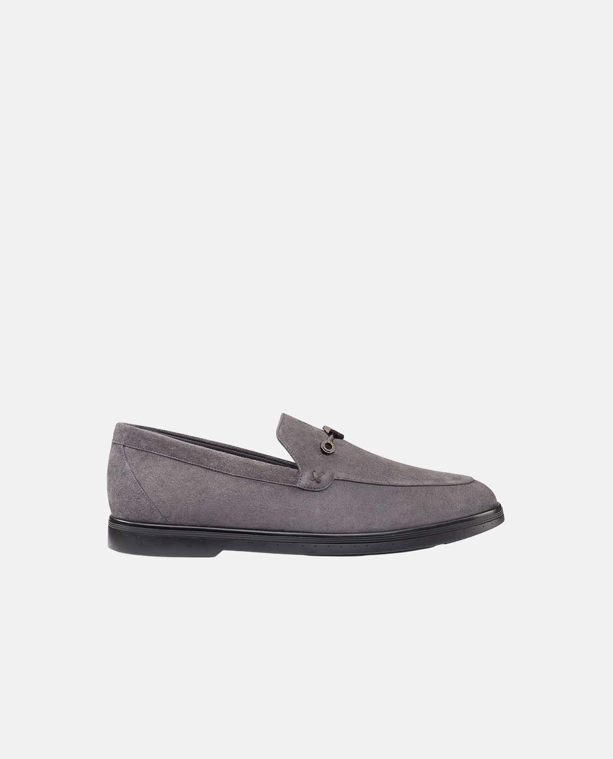 Giày loafer da lộn phối logo