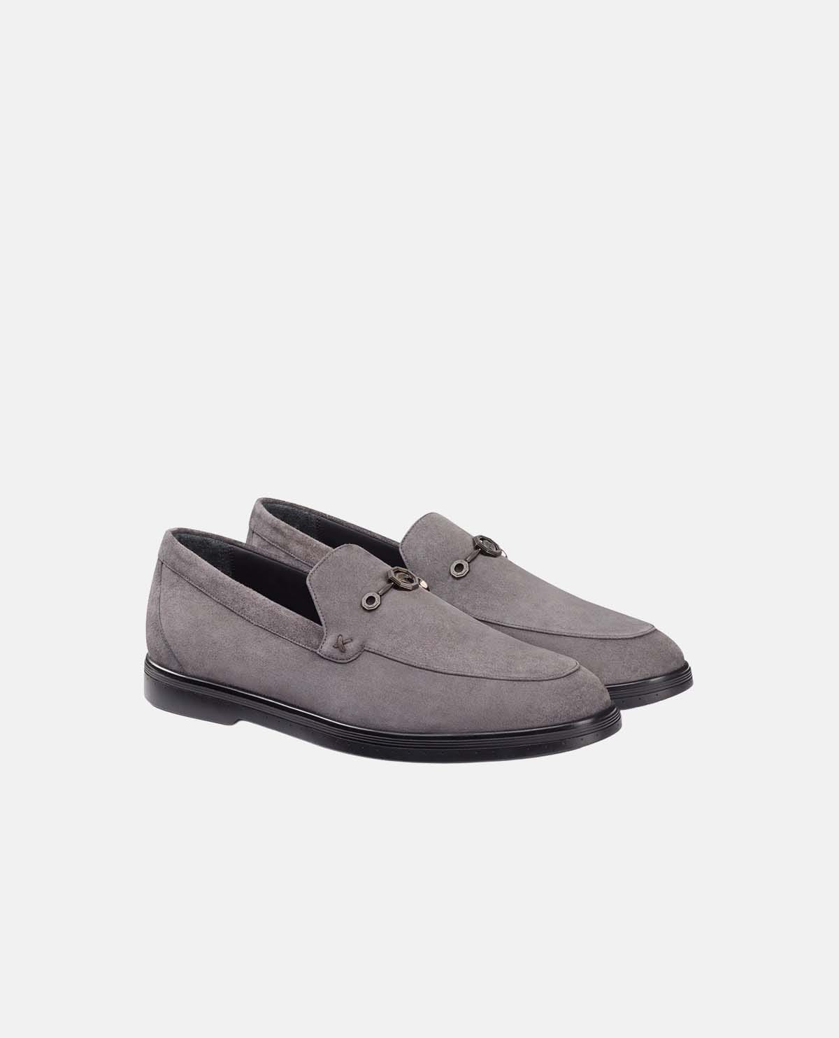 Giày loafer da lộn phối logo